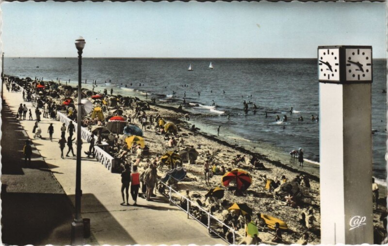 Carte postale ancienne Luc-sur-Mer La Plage a l'Heure du Bain à Luc-sur-Mer