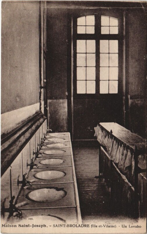 Carte postale ancienne Saint-Broladre Maison Saint-Joseph - Un Lavabo à Saint-Broladre