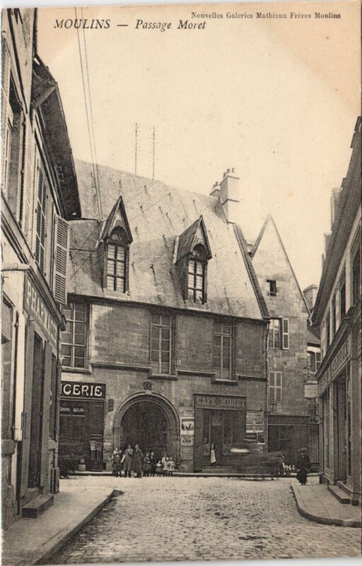 Carte postale ancienne Moulins Passage Moret à Moulins