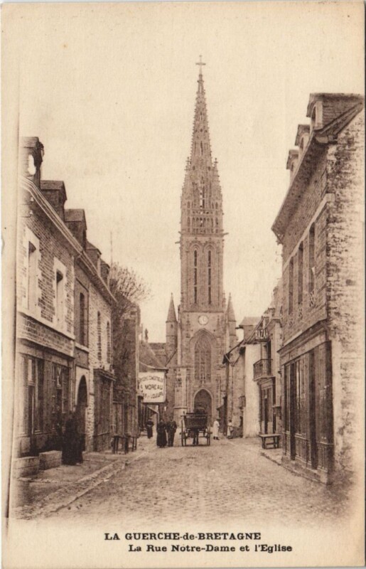 Carte postale ancienne La Guerche-de-Bretagne La Rue Notre-Dame et l'Eglise à La Guerche-de-Bretagne