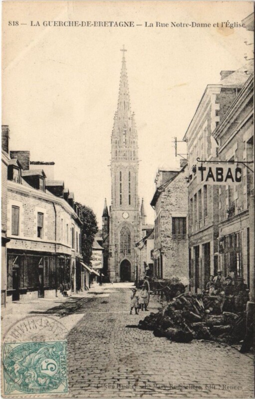 Carte postale ancienne La Guerche-de-Bretagne La Rue Notre-Dame et l'Eglise à La Guerche-de-Bretagne