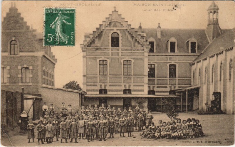 Carte postale ancienne Saint-Broladre Masion Saint-Joseph - Cour des Filles à Saint-Broladre