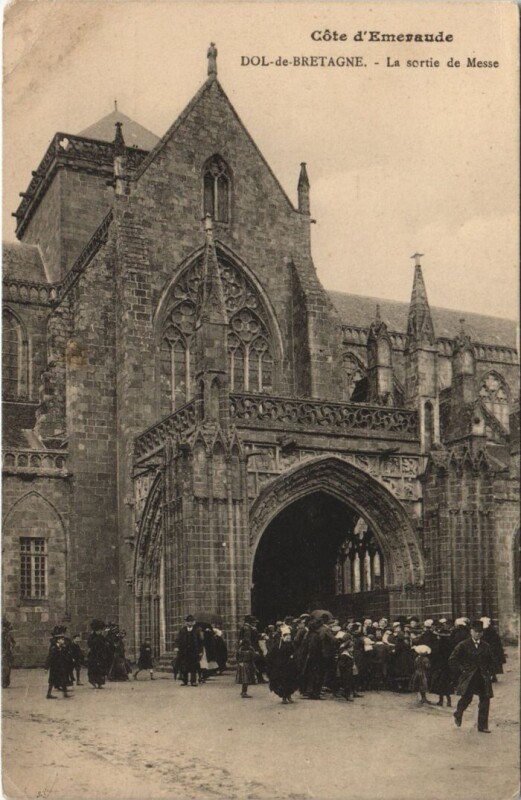 Carte postale ancienne Dol-de-Bretagne La Sortie de Messe à Dol-de-Bretagne