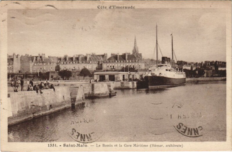 Carte postale ancienne Saint-Malo Le Bassin et la Gare Maritime à Saint-Malo