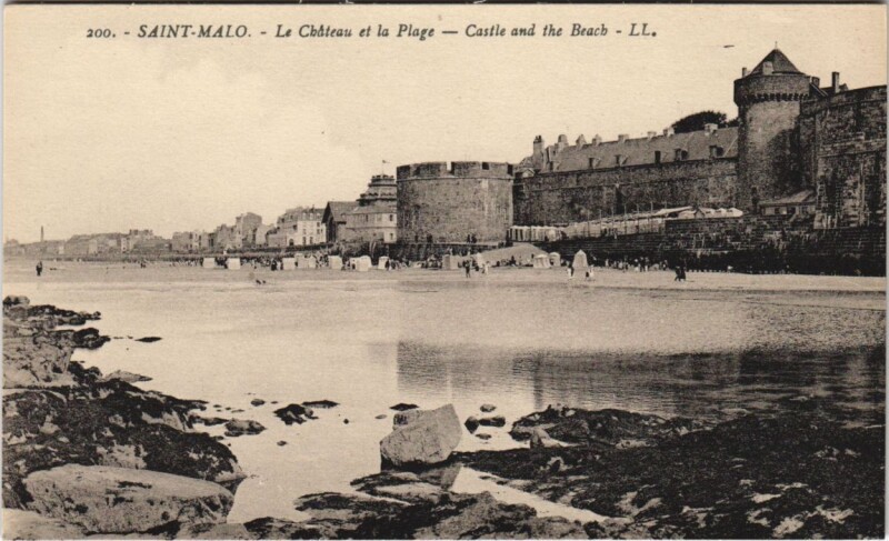 Carte postale ancienne Saint-Malo Le Chateau et la Plage à Saint-Malo