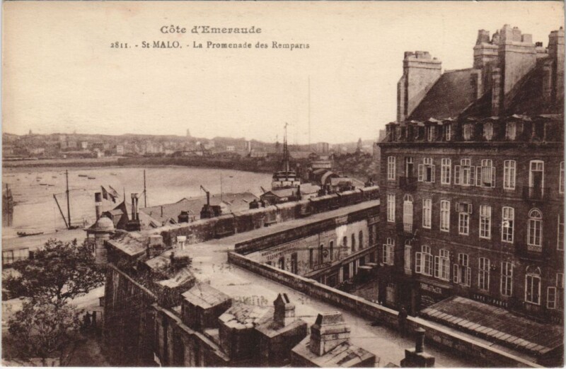 Carte postale ancienne Saint-Malo La Promenade des Remparts à Saint-Malo
