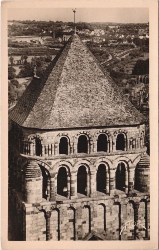 Carte postale ancienne Redon La Tour Romane à Redon
