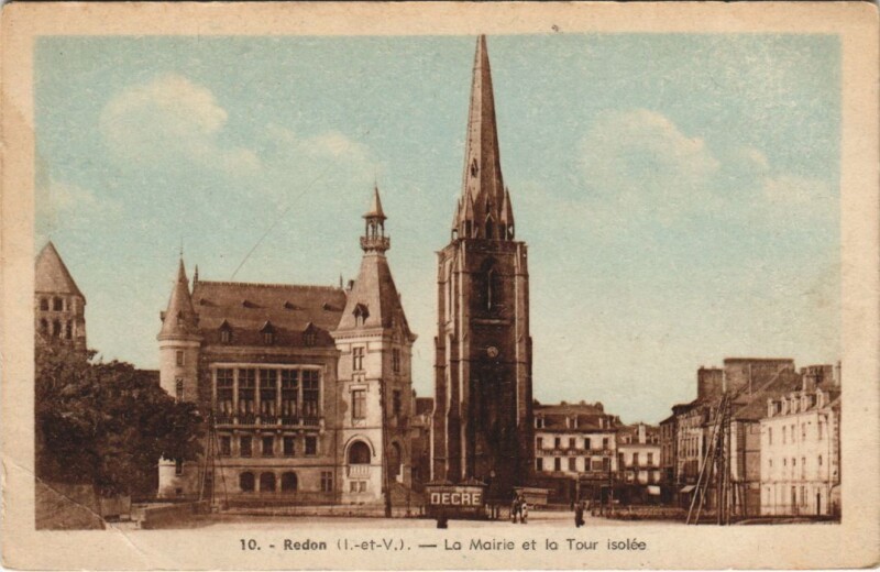 Carte postale ancienne Redon La Mairie et la Tour Isolee à Redon