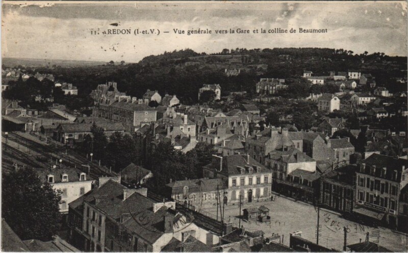 Carte postale ancienne Redon Vue Generale vers la Gare et la Colline de Beaumont à Redon