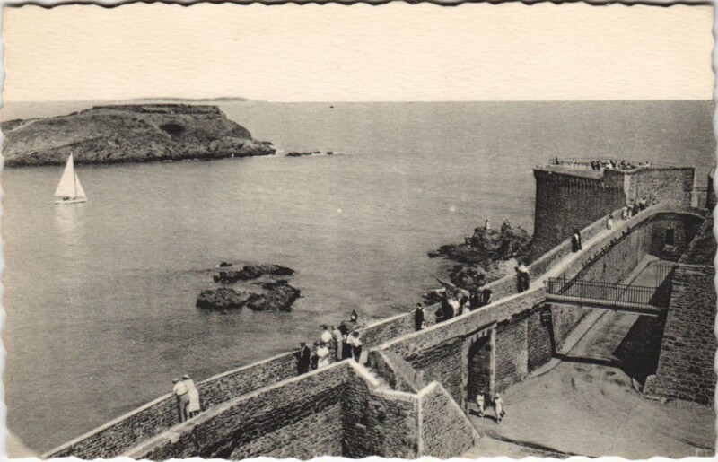 Carte postale ancienne Saint-Malo Les Remparts et le Grand Bey à Saint-Malo