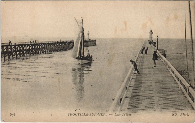 Carte postale ancienne Trouville Les Jetees