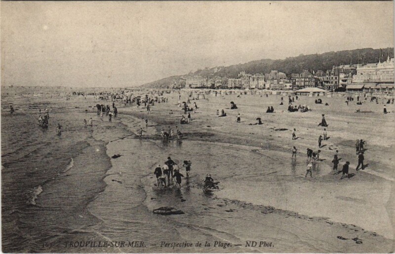 Carte postale ancienne Trouville Perspective de la Plage