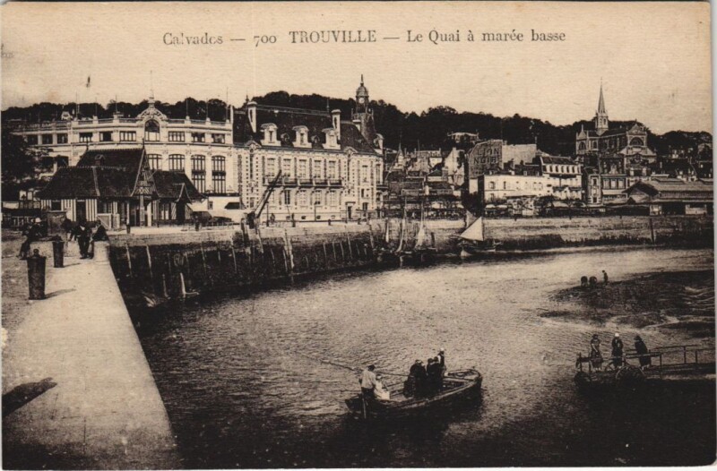 Carte postale ancienne Trouville Le Quai a maree basse