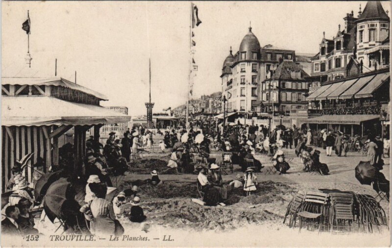 Carte postale ancienne Trouville Les Planches