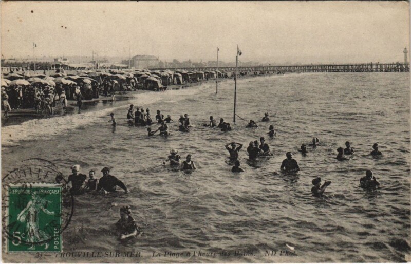 Carte postale ancienne Trouville La Plage a l'heure des Bains