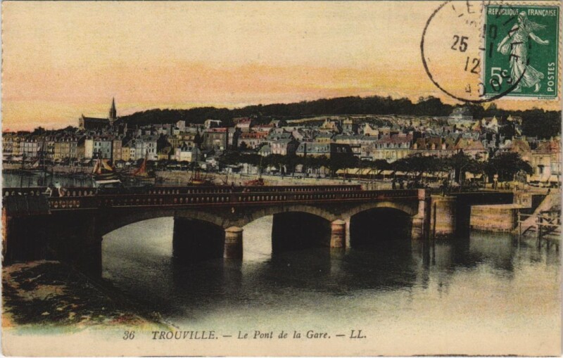 Carte postale ancienne Trouville Le Pont de la Gare