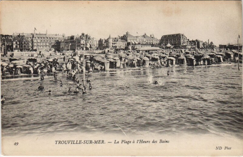 Carte postale ancienne Trouville La Plage a l'heure des Bains