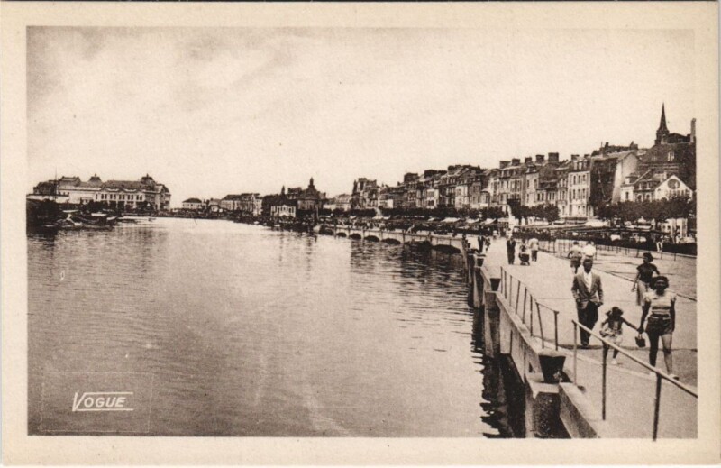 Carte postale ancienne Trouville Les Quais