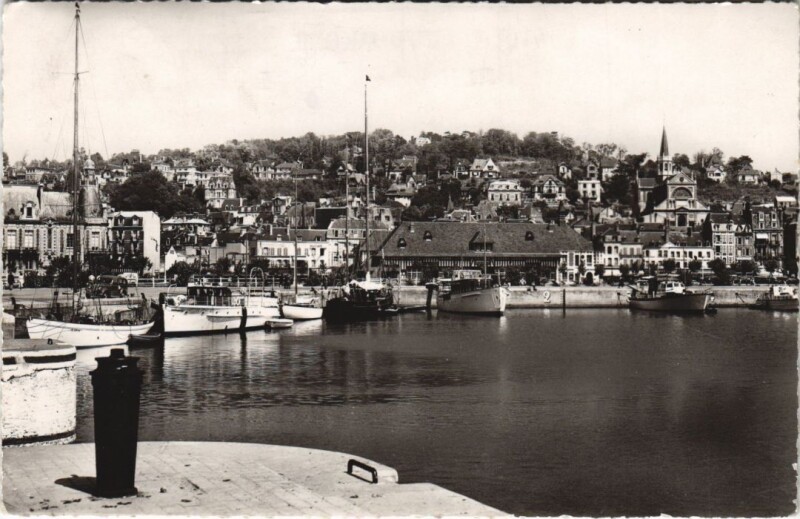 Carte postale ancienne Trouville vue sur la Ville et le Bassin des Yachts