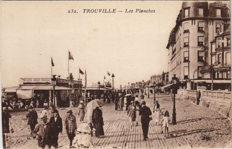 Carte postale ancienne Trouville Les Planches