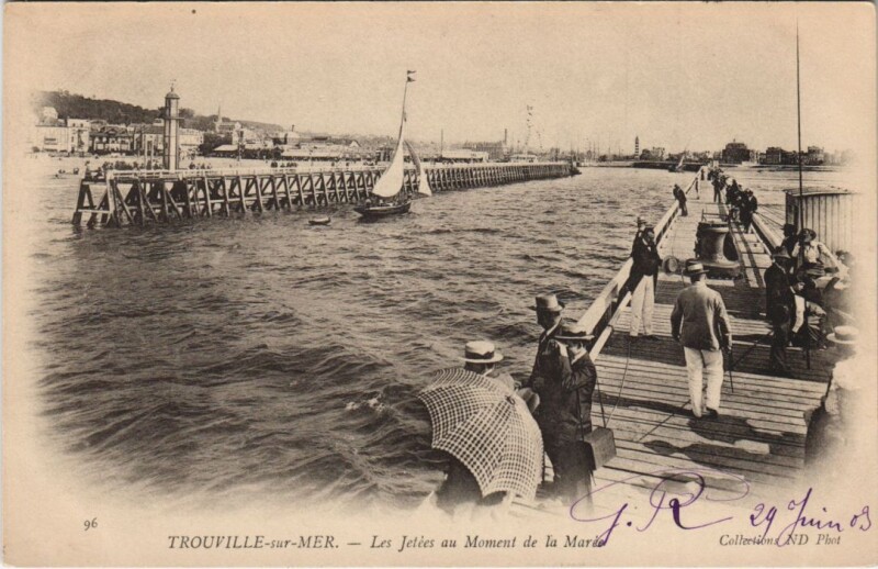 Carte postale ancienne Trouville Les Jetees au Moment de la Maree