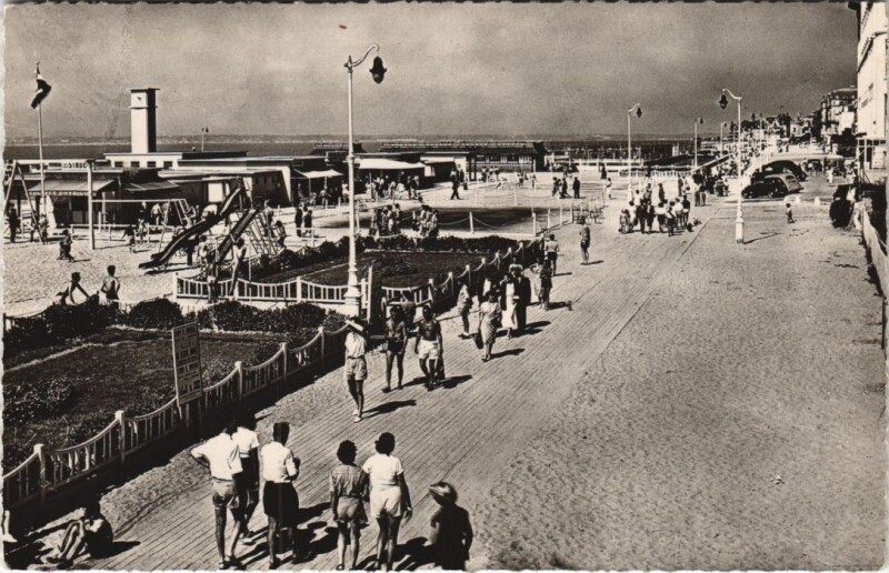 Carte postale ancienne Trouville La Promenade