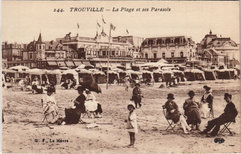 Carte postale ancienne Trouville La Plage et ses Parasols