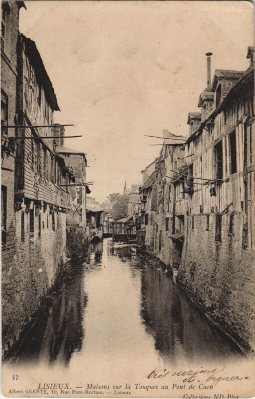 Carte postale ancienne Lisieux Maisons sur la Touques au Pont de Caen à Lisieux