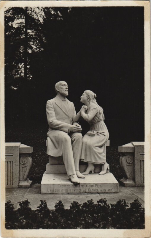 Carte postale ancienne Lisieux Les Buissonnets, Groupe en marbre blanc à Lisieux