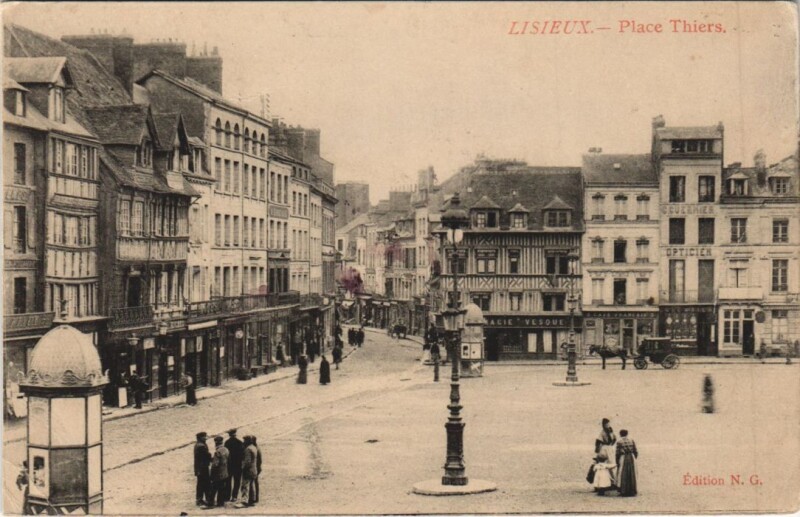 Carte postale ancienne Lisieux Place Thiers à Lisieux