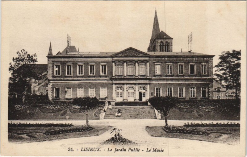Carte postale ancienne Lisieux Le Jardin Public , Le Musee à Lisieux