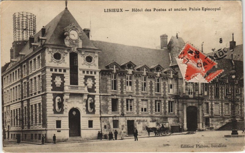 Carte postale ancienne Lisieux Hotel des Postes et ancien Palais Episcopal à Lisieux