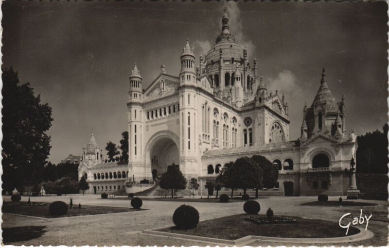 Carte postale ancienne Lisieux La Basilique à Lisieux