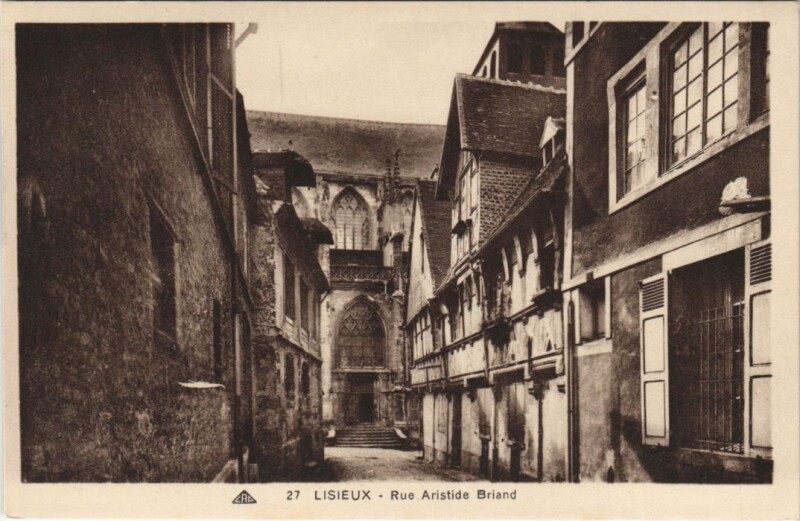 Carte postale ancienne Lisieux Rue Aristide Briand à Lisieux