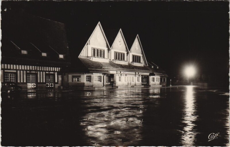 Carte postale ancienne Deauville La Gare illuminee à Deauville