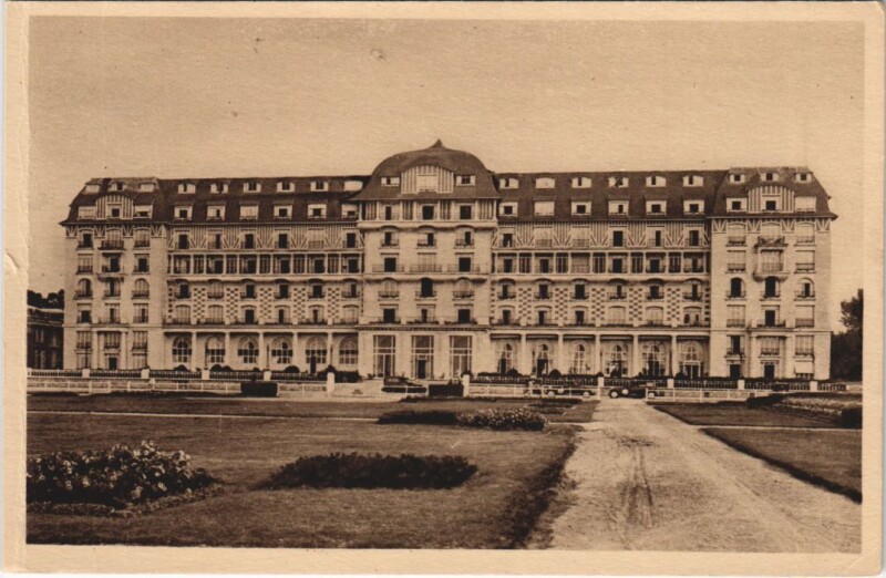Carte postale ancienne Deauville Hotel Royal à Deauville