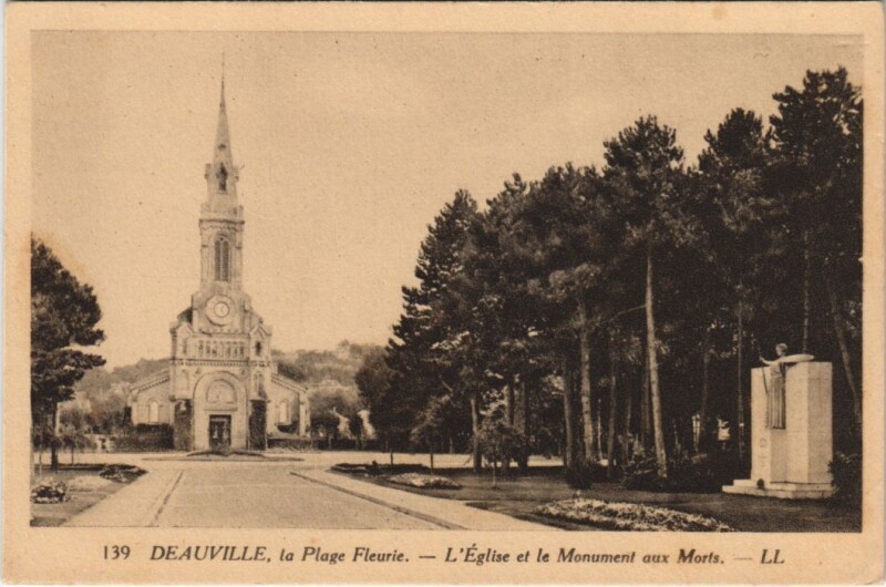 Carte postale ancienne Deauville Eglise et le Monument aux Morts à Deauville