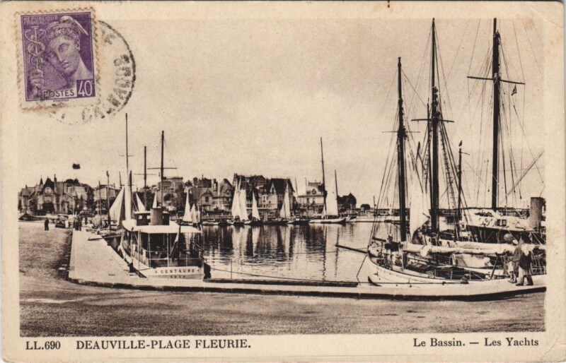 Carte postale ancienne Deauville Le Bassin des Yachts à Deauville
