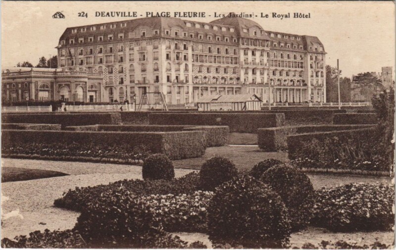 Carte postale ancienne Deauville Les Jardins, Le Royal Hotel à Deauville