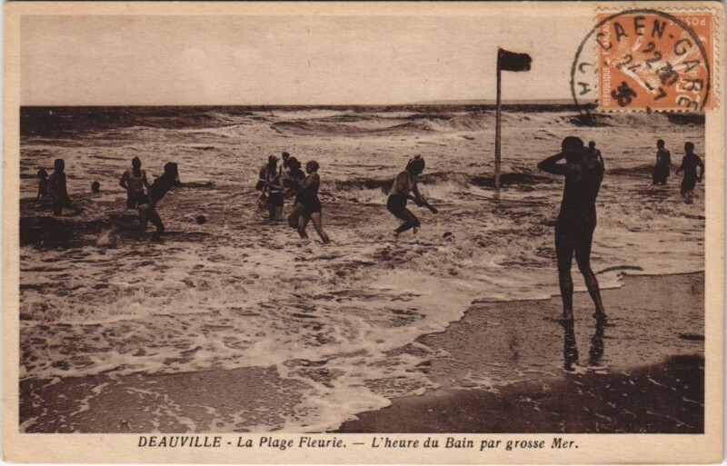 Carte postale ancienne Deauville Heure du Bain par grosse Mer à Deauville