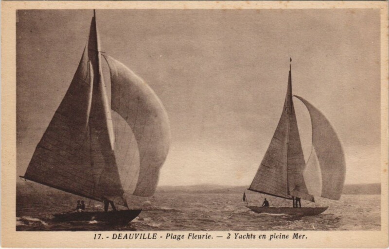 Carte postale ancienne Deauville 2 Yachts en pleine Mer à Deauville