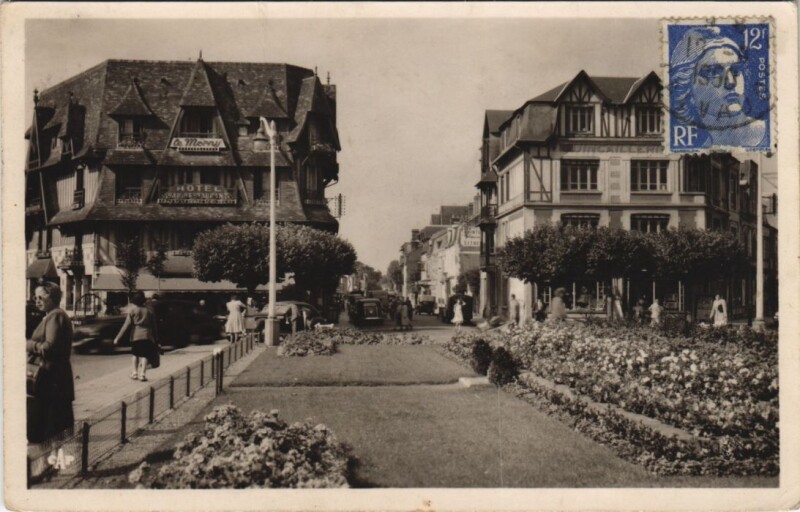 Carte postale ancienne Deauville Place Morny à Deauville