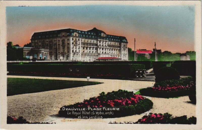 Carte postale ancienne Deauville Royal Hotel et les Jardins à Deauville