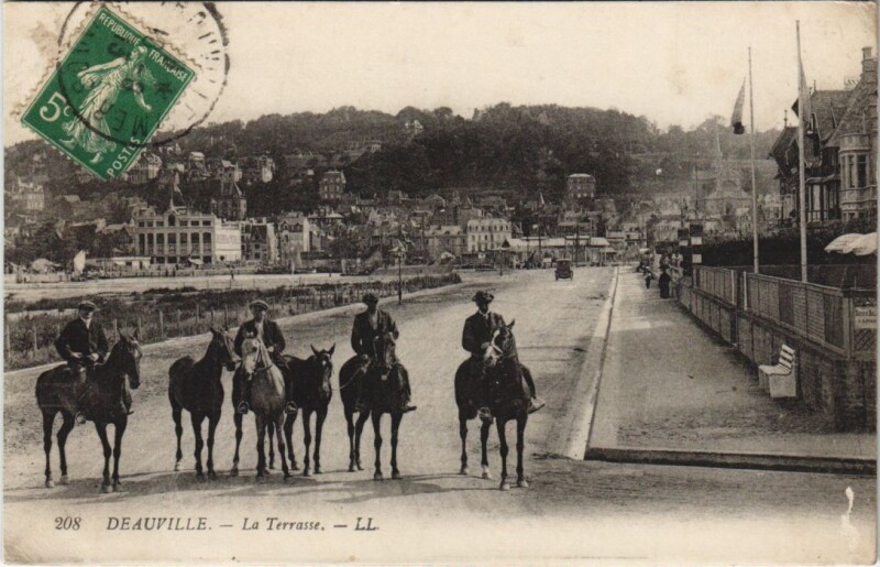 Carte postale ancienne Deauville La Terrasse à Deauville