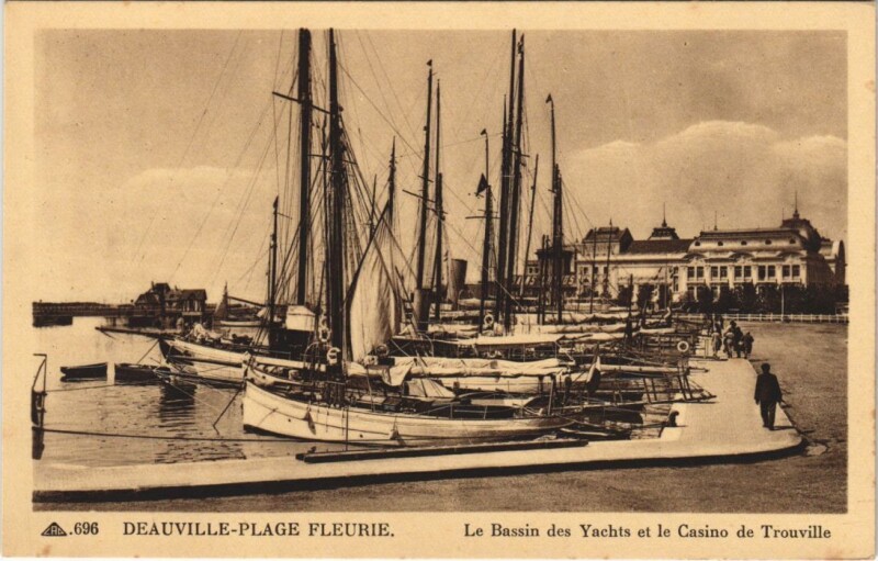 Carte postale ancienne Deauville Le Bassin des Yachts et le Casino de Trouville à Deauville
