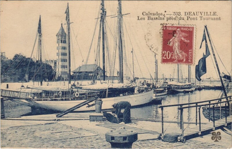Carte postale ancienne Deauville Les Bassins pres du Pont Tournant à Deauville