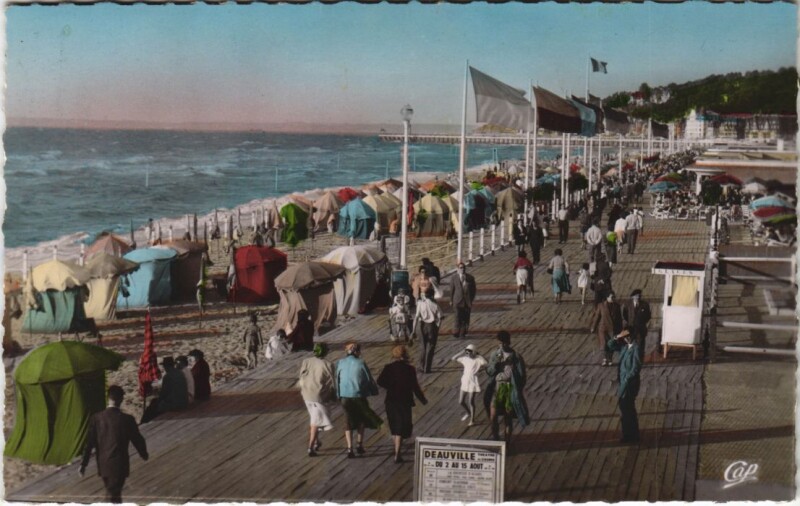 Carte postale ancienne Deauville Les Planches et la Plage a maree haute à Deauville