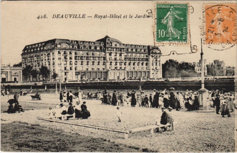 Carte postale ancienne Deauville Royal Hotel et le Jardin à Deauville