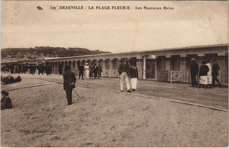Carte postale ancienne Deauville Les nouveaux Bains à Deauville