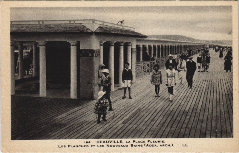 Carte postale ancienne Deauville Les Planches et les nouveaux Bains à Deauville